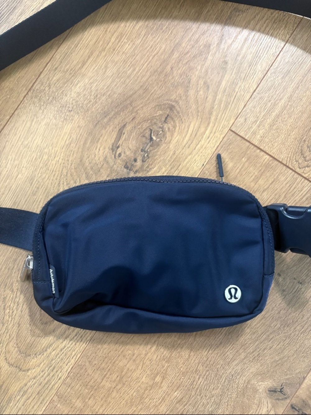 lululemon athletica Everywhere Belt Bag 1L NWOT Navy - Picture 2 of 4